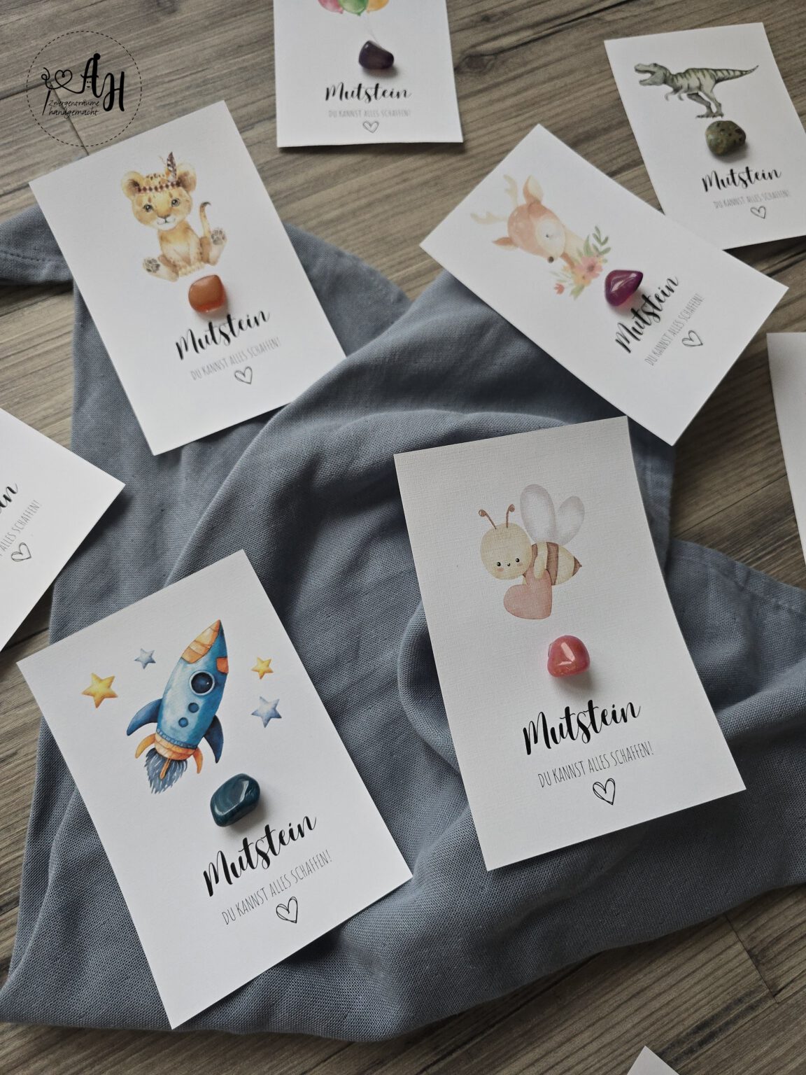Glückssteine Set – 10 Bunte Trommelsteine In Geschenkbox, Mit Grußkarten & Nano-Kleber, Für Kindergeburtstag & Taufe