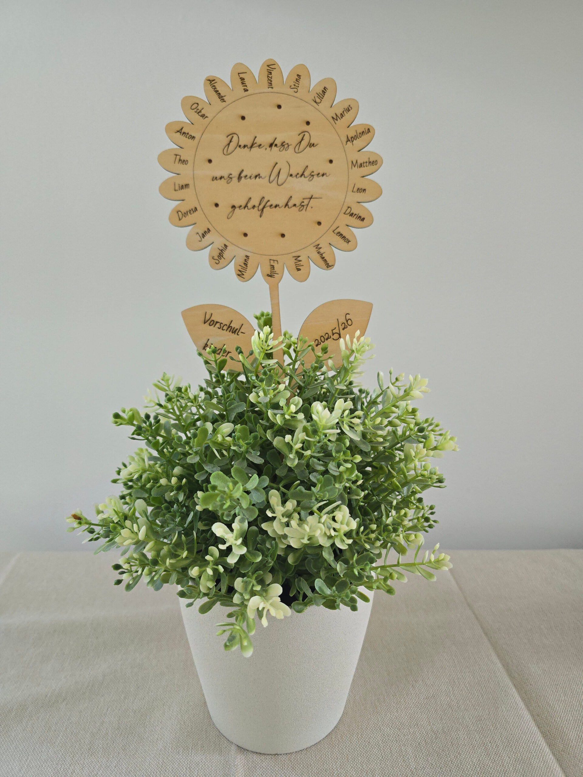 Abschiedsblume aus Holz personalisiert | Geschenk für Erzieherin oder Lehrerin | Kindergarten- & Schulabschied | Holzblume mit Kindernamen – Bild 2